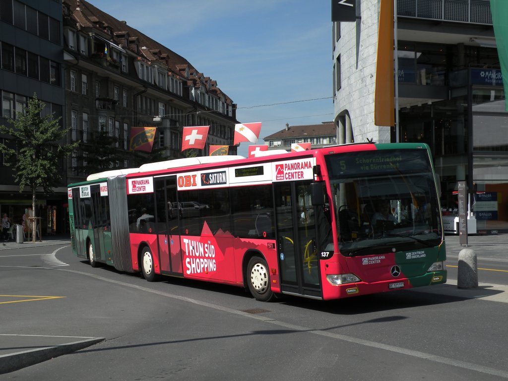 Mercedes Citaro mit der Betriebsnummer 137 und der Vollwerbung für das Thun Süd  Shopping auf der Linie 5 fährt am Bahnhof Thun ein. Die Aufnahme stammt vom 04.08.2012.

