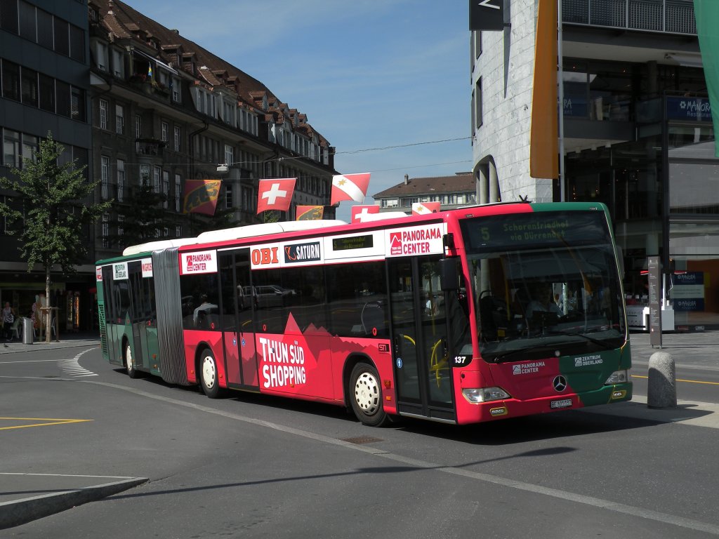 Mercedes Citaro mit der Betriebsnummer 137 und der Vollwerbung fr das Thun Sd  Shopping auf der Linie 5 fhrt am Bahnhof Thun ein. Die Aufnahme stammt vom 04.08.2012.
