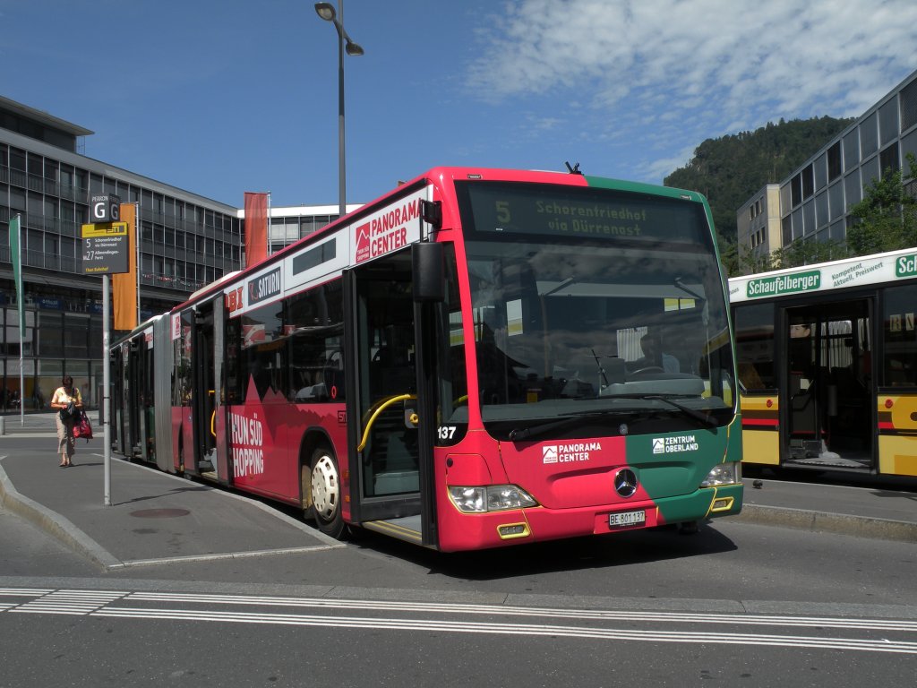 Mercedes Citaro mit der Betriebsnummer 137 und der Vollwerbung für das Thun Süd Shopping auf der Linie 5 am Bahnhof Thun. Die Aufnahme stammt vom 04.08.2012.