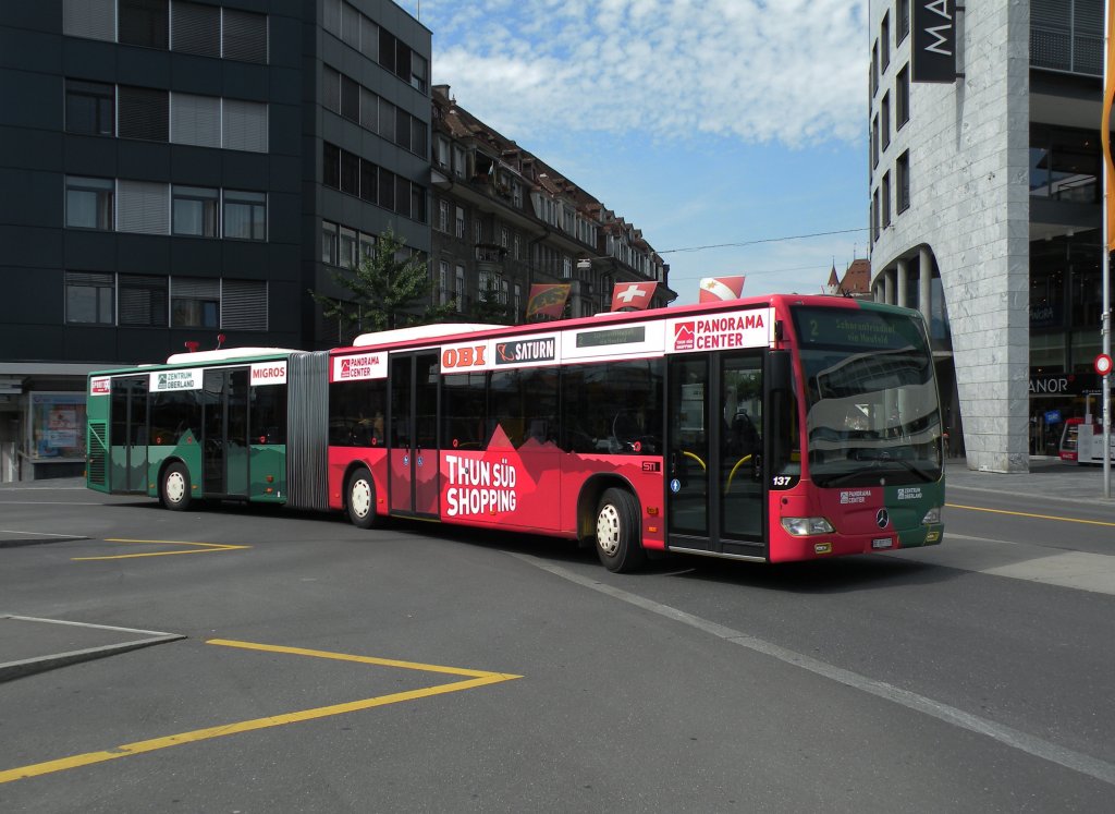 Mercedes Citaro mit der Betriebsnummer 137 und der Vollwerbung fr das Thun Sd Shopping auf der Linie 2 am Bahnhof Thun. Die Aufnahme stammt vom 04.08.2012.