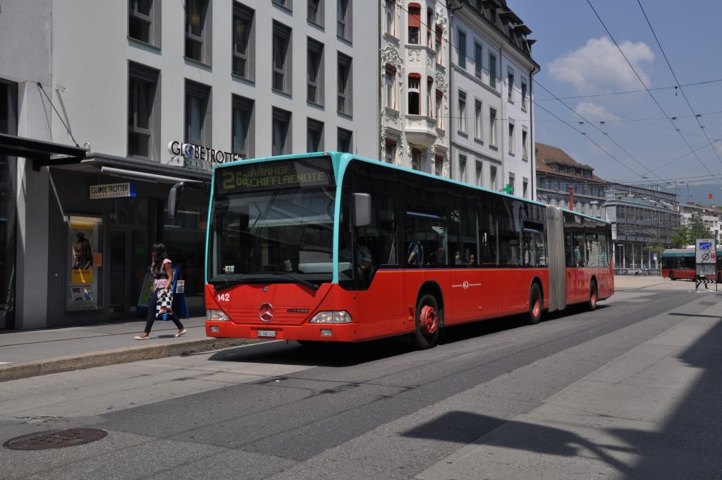 Mercedes Citaro mit der Betriebsnummer 142 auf der Linie 2 beim Guisanplatz. Die Aufnahme stammt vom 24.05.2012.