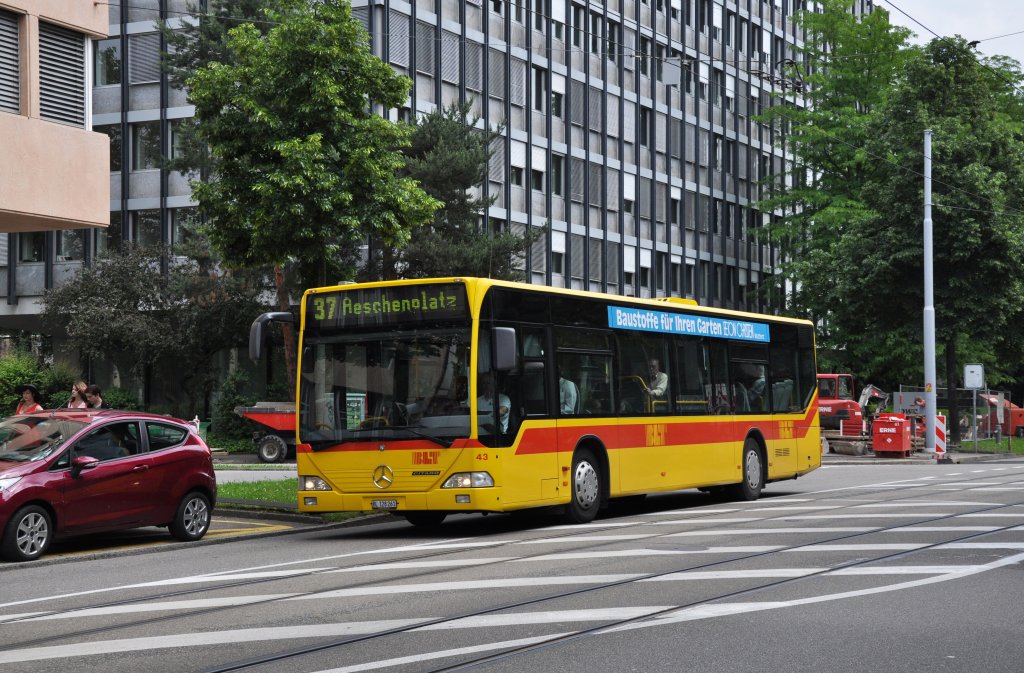 Mercedes Citaro mit der Betriebsnummer 43 auf der Linie 37 kurz vor der Endstation am Aeschenplatz. Die Aufnahme stammt vom 12.06.2013.