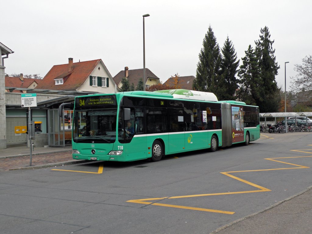 Mercedes Citaro mit der Betriebsnummer 710 auf der Linie 34 an der Endstation in Bottmingen. Die Aufnahme stammt vom 15.11.2011.