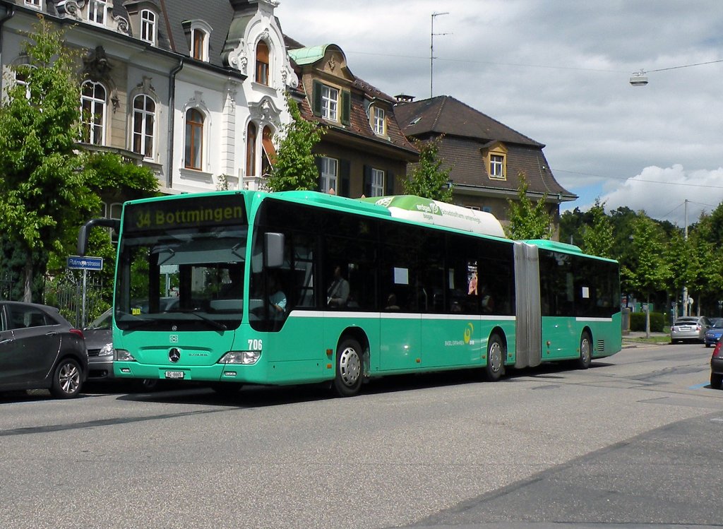 Mercedes Citaro mit der Betriebsnummer 722 auf der Linie 34 kurz vor der Haltestelle Rtimeyerplatz. Die Aufnahme stammt vom 21.06.2013.