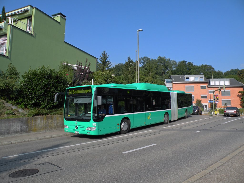 Mercedes Citaro mit der Betriebsnummer 723 fhrt Richtung Endhaltestelle in Bottmingen. Die aufnahme stammt vom 04.09.2010.