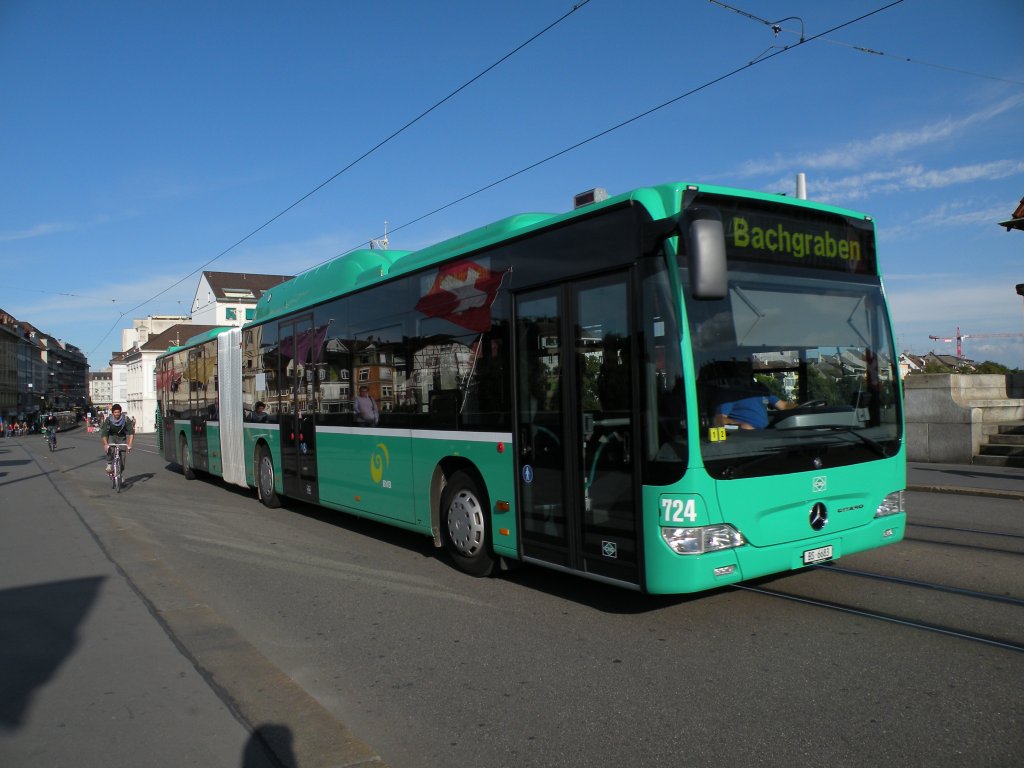Mercedes Citaro mit der Betriebsnummer 724 fährt über die Mittlere Rheinbrücke auf der Linie 38. Die Aufnahme stammt vom 13.09.2010.