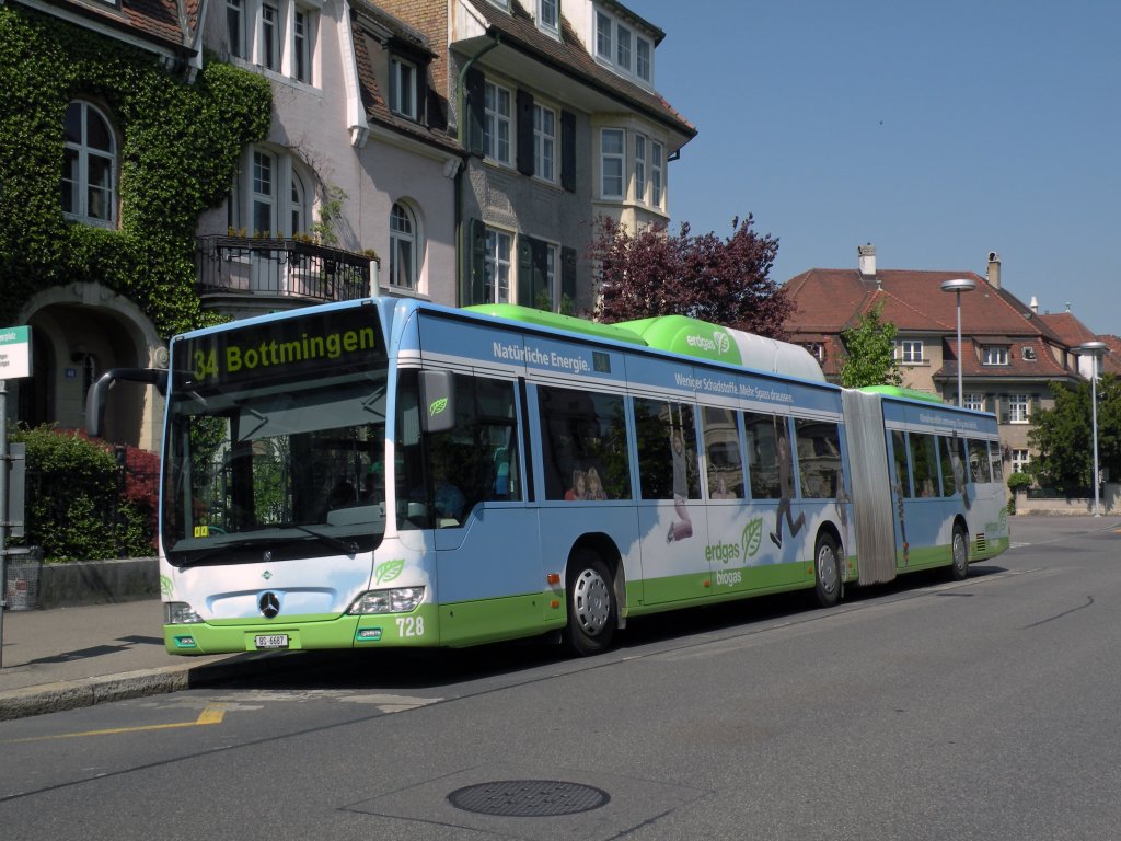 Mercedes Citaro mit der Betriebsnummer 728 und der Erdgasvollwerbung an der Haltestelle Rtimeyerplatz in Basel auf der Linie 34. Die Aufnahme stammt vom 19.04.2011.