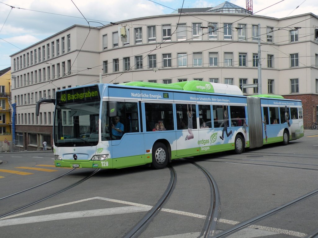Mercedes Citaro mit der Betriebsnummer 728 und der Vollwerbung fr Erdags auf der Linie 48 an der Markthalle in Basel. Die Aufnahme stammt vom 01.07.2011.