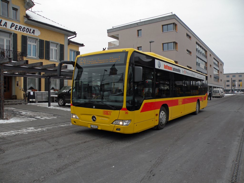 Mercedes Citaro mit der Betriebsnummer 76 auf der Linie 64 Richtung Arlesheim Dorf unterwegs. Die Aufnahme stammt vom 13.02.2012.
 
