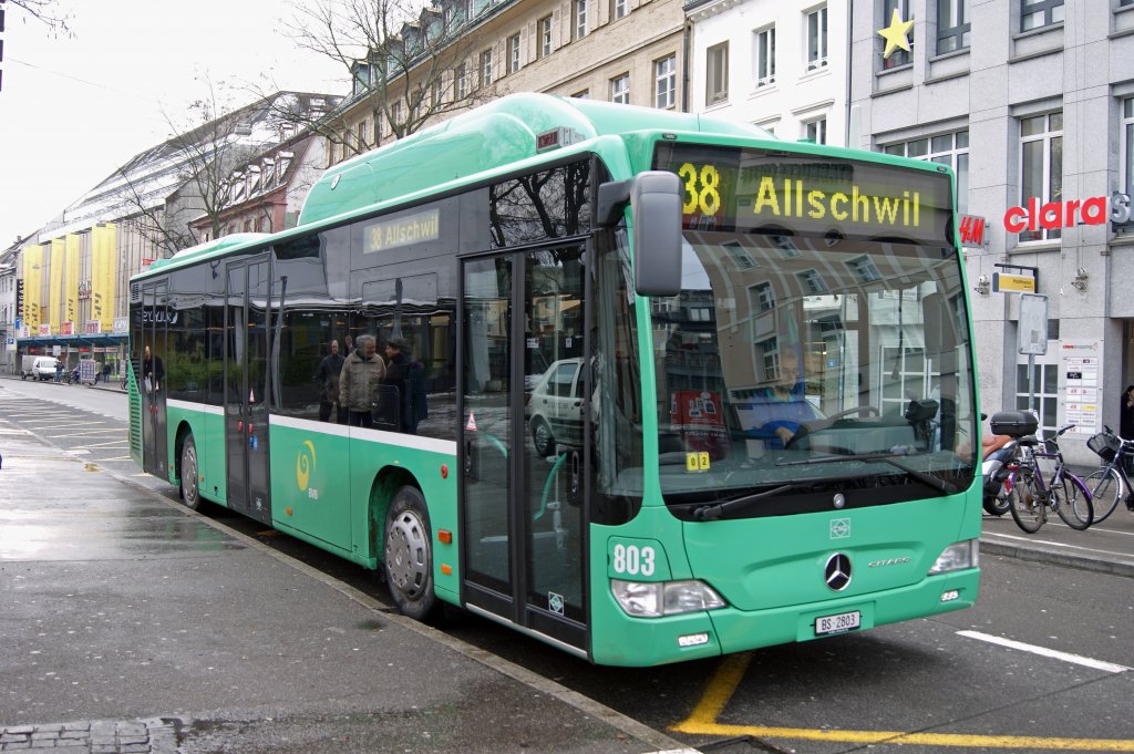Mercedes Citaro mit der Betriebsnummer 803 steht am Claraplatz auf der Linie 38 Richtung Allschwil. Die Aufnahme stammt vom 14.01.2010. 