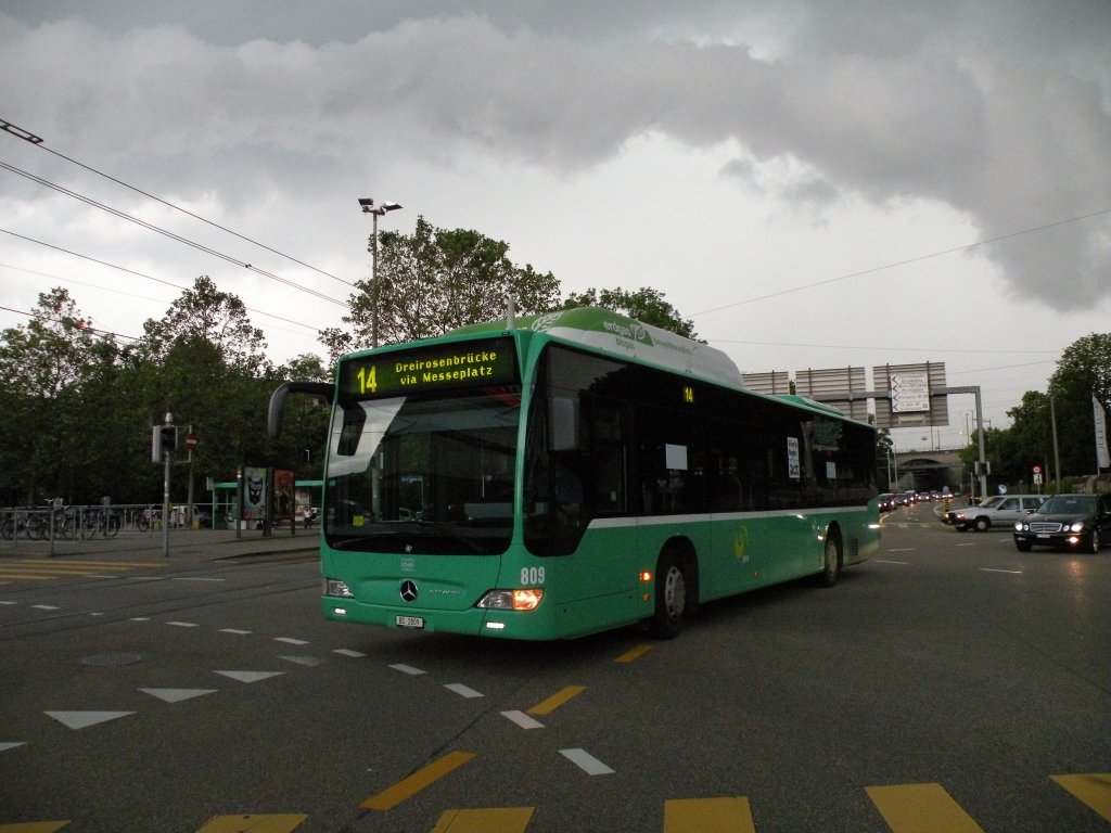 Mercedes Citaro mit der Betriebsnummer 809 im Einsatz auf der unterbrochenen Linie 14. Kurz nach der Aufnahme entlud sich ein heftiges Gewitter ber der Region. Die Aufnahme stammt vom 07.06.2012.