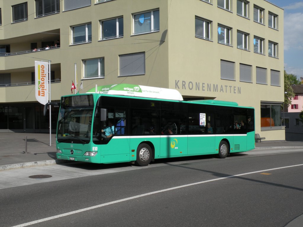 Mercedes Citaro mit der Betriebsnummer 810 auf der Linie 34 am Kronenplatz in Binningen. Die Aufnahme stammt vom 01.05.2011.