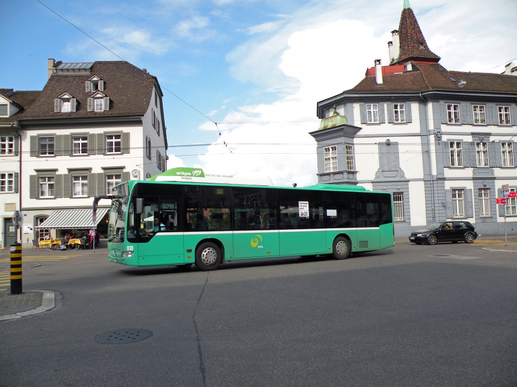 Mercedes Citaro mit der Betriebsnummer 810 auf der Linie 33 beim Universittsspital in Basel. Die Aufnahme stammt vom 22.05.2011.
