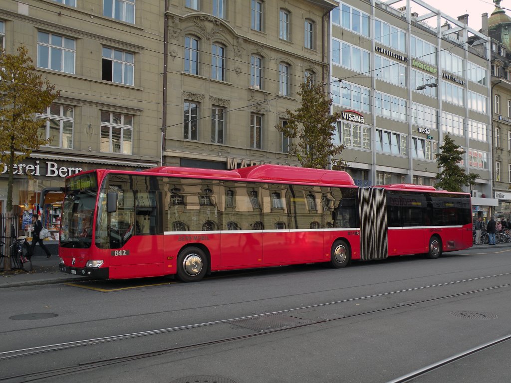 Mercedes Citaro mit der Betriebsnummer 842 auf der Linie 19 beim Bahnhofplatz in Bern. Die Aufnahme stammt vom 01.11.2010.