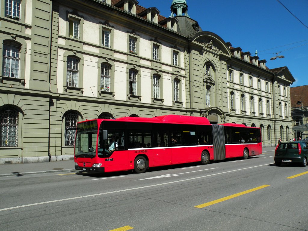 Mercedes Citaro mit der Betriebsnummer 847 auf der Linie 12 beim Bahnhofplatz in Bern. Die Aufnahme stammt vom 01.11.2010.

