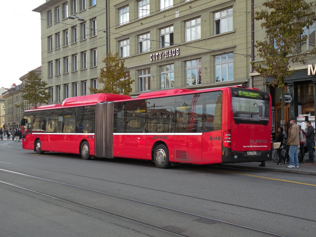 Mercedes Citaro mit der Betriebsnummer 853 auf der Linie 17 beim Bahnhofplatz in Bern. Die Aufnahme stammt vom 01.11.2010.