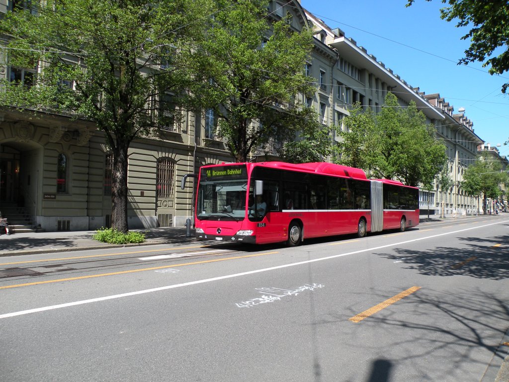 Mercedes Citaro mit der Betriebsnummer 854 auf der Linie 14 in der Bundesgasse. Die Aufnahme stammt vom 04.06.2010.