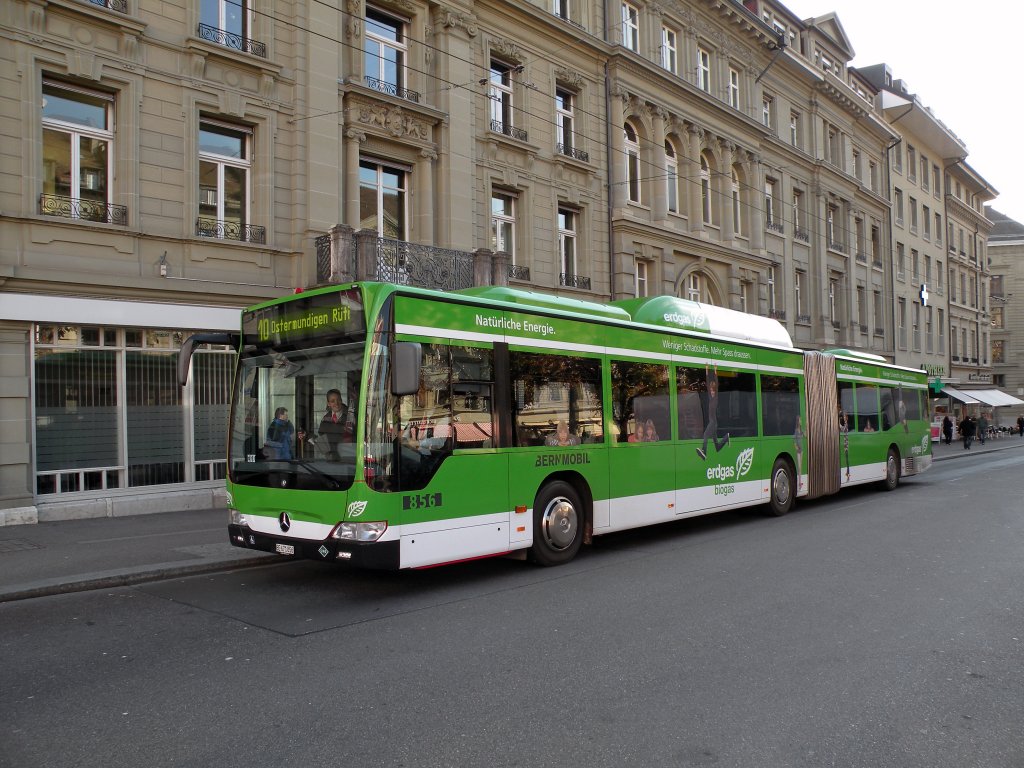 Mercedes Citaro mit der Betriebsnummer 856 und der Vollwerbung fr Erdgas und Biogas beim Bubenbergplatz auf der Linie 10 in Bern. Die Aufnahme stammt vom 01.11.2010.