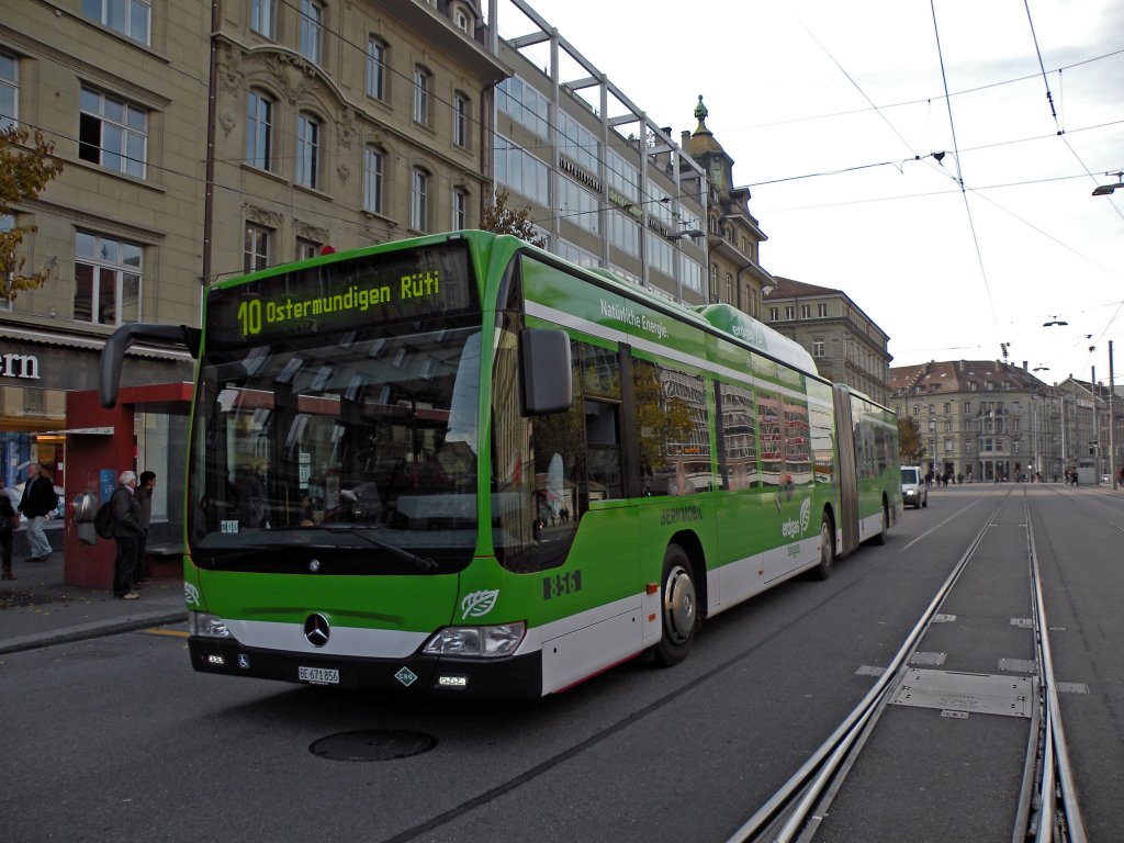 Mercedes Citaro mit der Betriebsnummer 856 und der Vollwerbung fr Erdgas und Biogas beim Bahnhofplatz auf der Linie 10 in Bern. Die Aufnahme stammt vom 01.11.2010.
