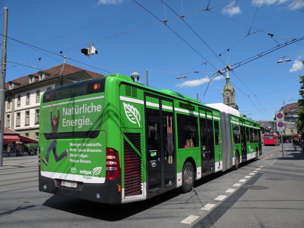 Mercedes Citaro mit der Betriebsnummer 856 und der Erdgaswerbung auf der Linie 17 am Bubenbergplatz in Bern. Die Aufnahme stammt vom 18.05.2011.