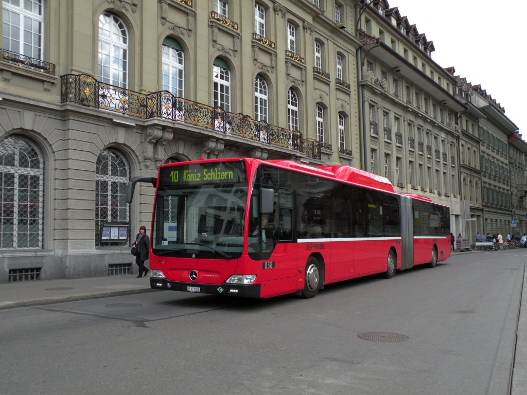 Mercedes Citaro mit der Betriebsnummer 858 auf der Linie 10 am Bundesplatz in Bern. Die Aufnahme stammt vom 14.04.2011.