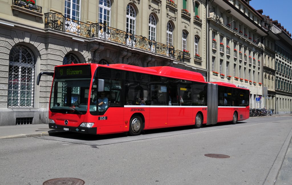 Mercedes Citaro mit der Betriebsnummer 858 auf der Linie 19 beim Bundeshausplatz. Die Aufnahme stammt vom 17.06.2013.