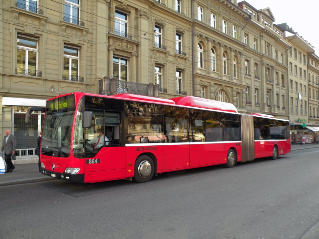 Mercedes Citaro mit der Betriebsnummer 864 auf der Linie 19 beim Bubenbergplatz in Bern. Die Aufnahme stammt vom 01.11.2010.