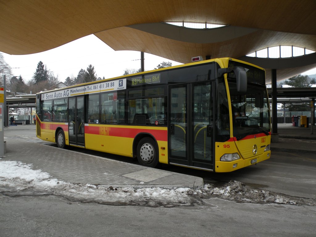 Mercedes Citaro mit der Betriebsnummer 95 auf der Linie 63 am Bahnhof in Dornach. Die Aufnahme stammt vom 13.02.2012.
 



