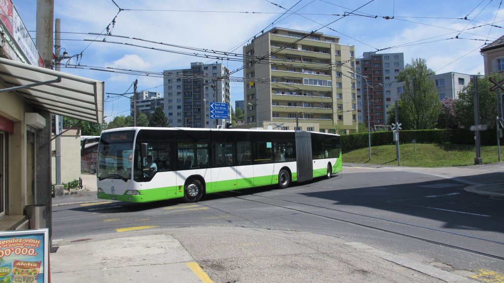 Mercedes Citaro O 530 G (Nr. ?) beim Bahnbergang der CJ in La Chaux de Fonds Ost, kurz nach der Bushaltestelle Etoile. Am 25.5.2012 war kein Trolleybus auf der Linie 1 im Einsatz. Diese seltene Fahrleitungskreuzung (600V / 1500V =), hier mit der meterspurigen Jura-Bahn, soll verschwinden.