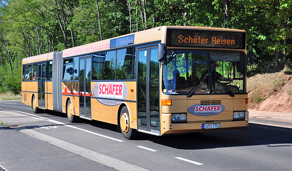 Mercedes Gelenkbus von  Schfer Reisen  in Mechernich - 22.09.2010