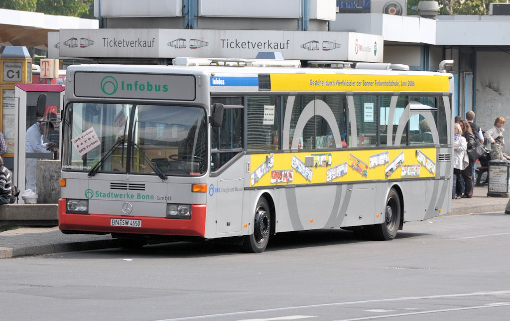 Mercedes Info-Bus der Stadtwerke Bonn am Bonner Hbf - 27.04.2010
