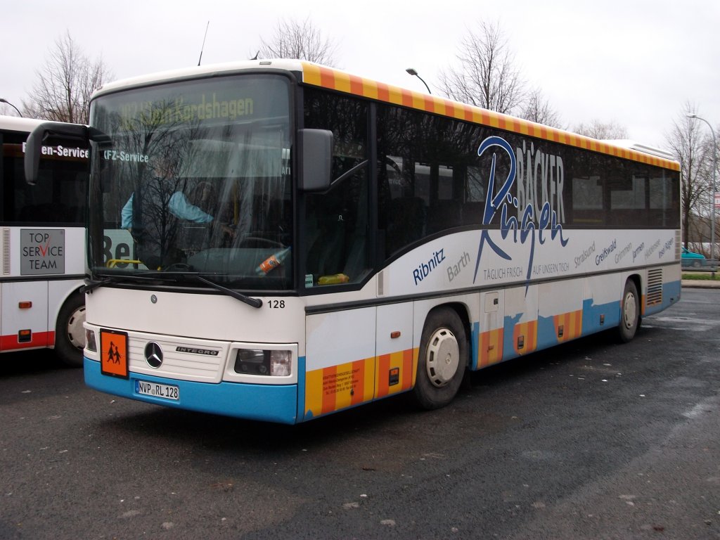 Mercedes-INTEGRO am 18.Januar 2010 bei der Mittagspause am Busbahnhof in Stralsund.