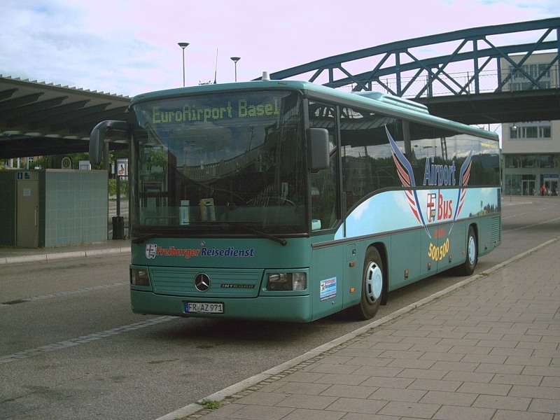 Mercedes Integro wartet am Freiburger Bahnhof auf seine nchste Fahrt
zum Airport Basel.