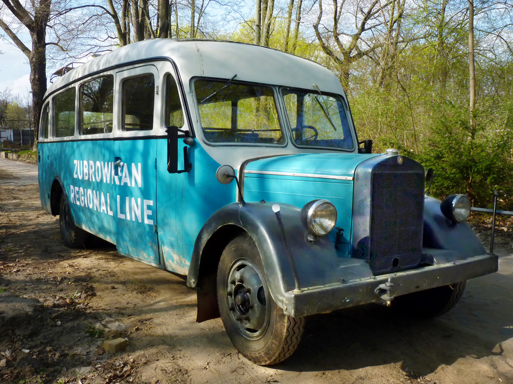 Mercedes - mir unbekannter Typ - bemerkenswert die manuell zu bettigenden Richtungsanzeiger ... Steht in Berlin-Weiensee.