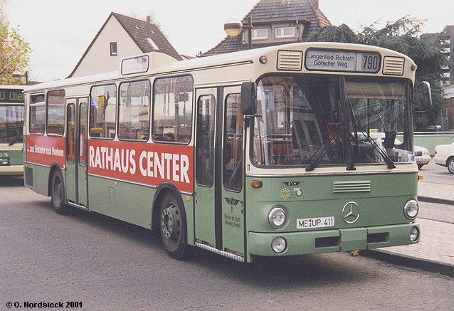 Mercedes O 305 Linienbus Bahnen der Stadt Monheim BSM
Als einer der letzten kommunalen Verkehrsbetriebe im Rhein-Ruhr-Raum besaen die Bahnen der Stadt Monheim noch Ende 2001 zwei
Exemplare des Mercedes O 305. Wagen 11 konnte im Sptherbst 2000 whrend einer Pause am ZOB in Monheim fotografiert werden.