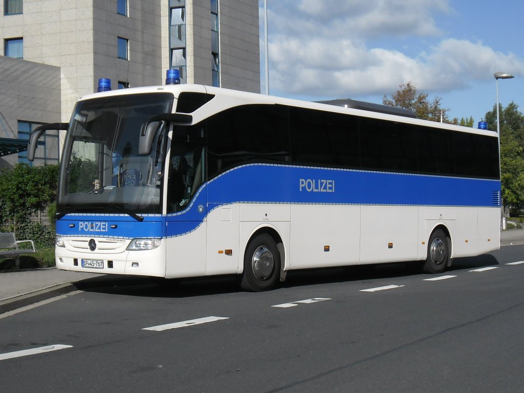 Mercedes O 340  Polizeibus , am 13.10.2011 am Airport Hannover.