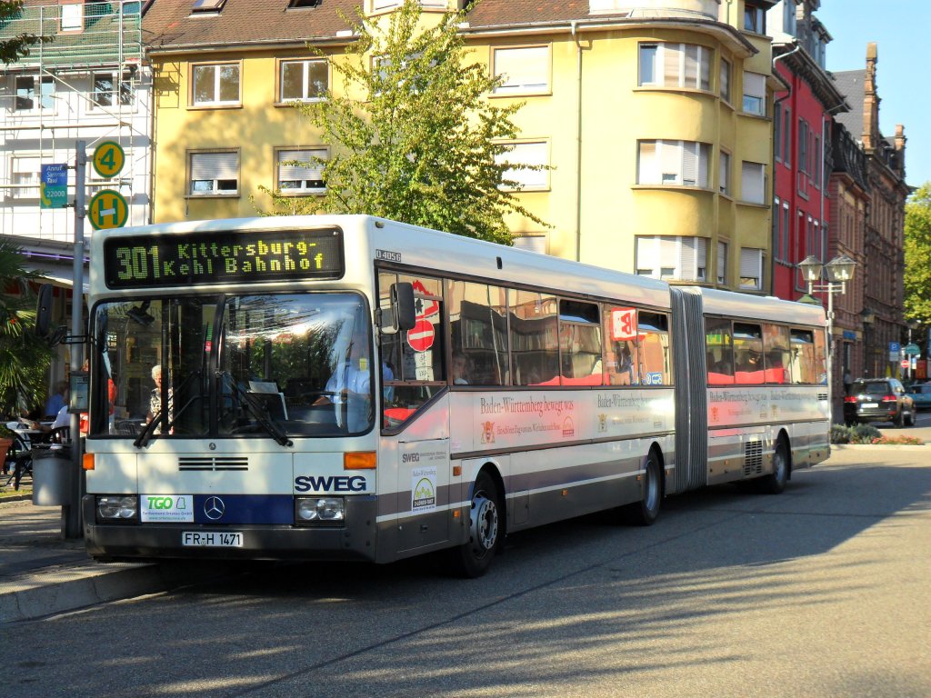 Mercedes O 405 G (Wagennummer 468, Kfz-Kennzeichen FR-H 1471, Baujahr 1995) der Südwestdeutschen Verkehrs-AG (SWEG), Lahr. Der Bus ist im Einsatz als Linie 301, zwischen Offenburg Bahnhof und Kehl Bahnhof. Aufgenommen am 04.10.2011. Ort: Offenburg Bahnhof.