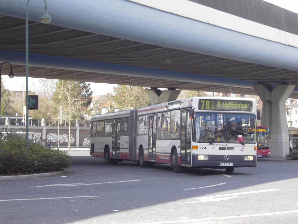 Mercedes O 405 GN2 (Wagennummer 6514, Kfz-Kennzeichen D-AT 6514, Baujahr 1996) der Rheinbahn AG Düsseldorf, im Einsatz als Linie 789 (Monheim, mona mare - Düsseldorf-Hellerhof S-Bahnhof - Düsseldorf-Holthausen, Am Falder). Aufgenommen am 04.03.2010. Ort: Düsseldorf-Benrath Bf.(S).