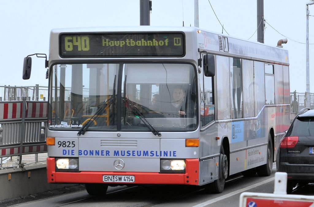 Mercedes O-405 N der SWB, Linie 640, auf der Kennedybrcke in Bonn - 17.02.2010