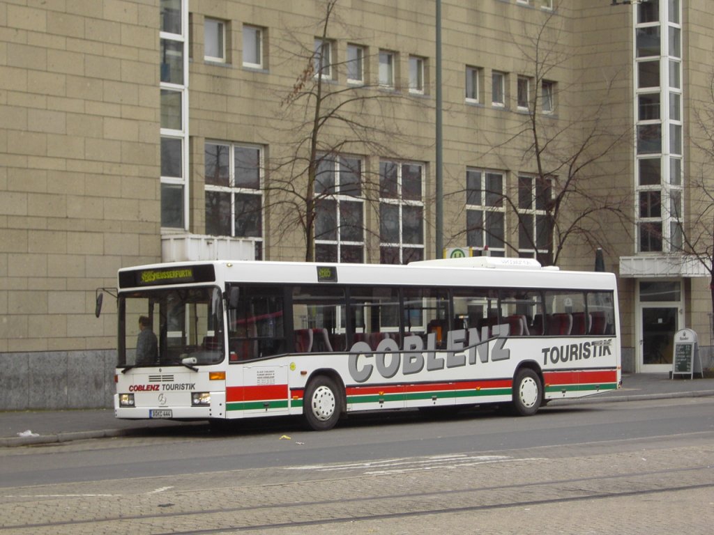 Mercedes O 405 NÜ (Kfz-Kennzeichen D-KC 444) der Fa Coblenz Reisen (Düsseldorf). Der Bus ist im Einsatz im Auftrag der Busverkehr Rheinland GmbH, Düsseldorf als Linie SB85 (Düsseldorf Hbf - Düsseldorf-Heerdt - Neuss-Neusserfurth). Aufgenommen am 20.02.2010. Ort: Düsseldorf Hbf.