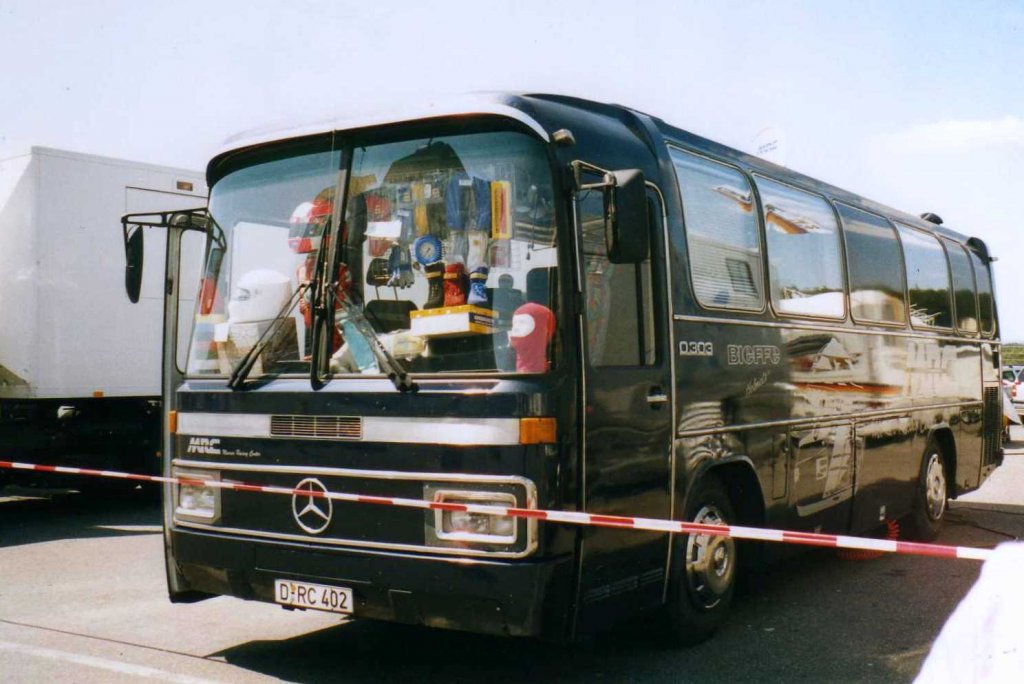 Mercedes O303, aufgenommen im August 2002 im Fahrerlager des Nrburgrings.