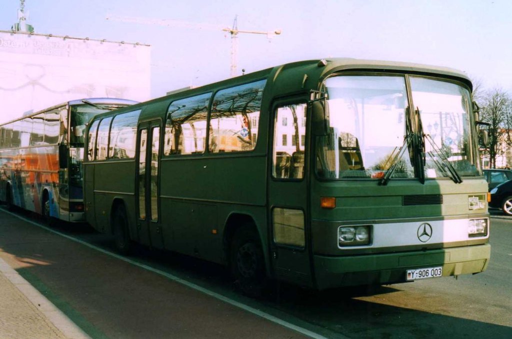 Mercedes O303 der Bundeswehr, aufgenommen im April 2002 am Brandenburger Tor in Berlin.