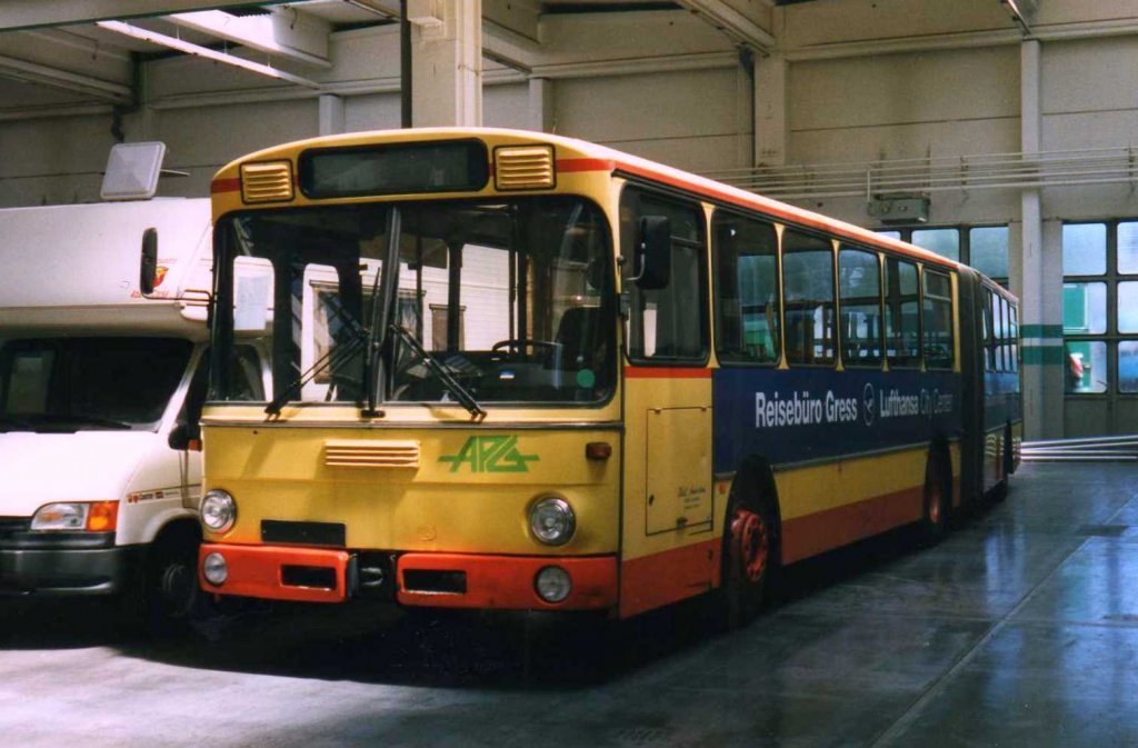 Mercedes O305 G, aufgenommen im Juni 1999 im GWZ der Evobus NL in Dortmund.