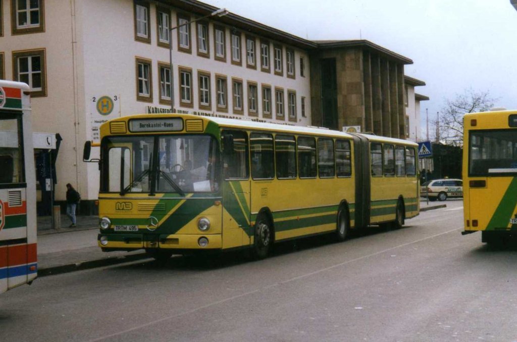 Mercedes O305 G der Moselbahn, aufgenommen im Oktober 1997 in Trier am Hauptbahnhof.