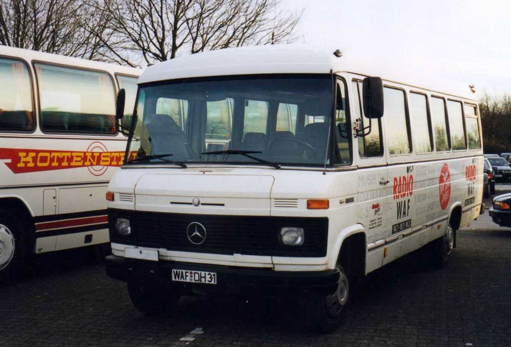 Mercedes O309 D, aufgenommen im Mrz 2000 auf dem Parkplatz der Westfalenhallen in Dortmund.