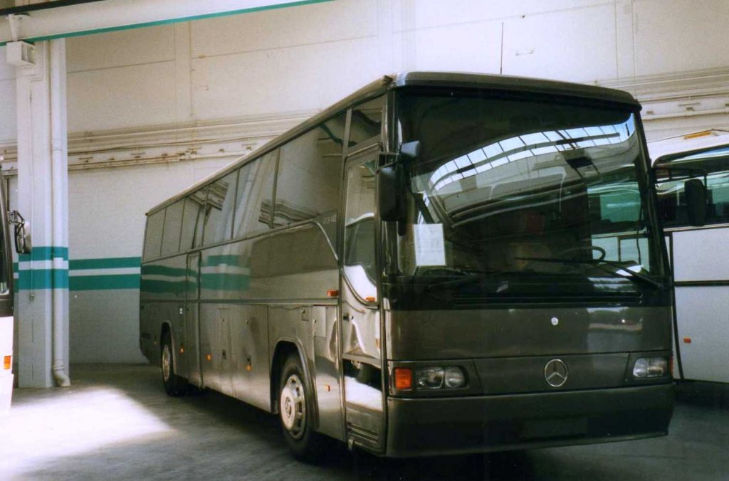 Mercedes O340 RHD, aufgenommen im Juni 1999 im GWZ der Evobus NL in Dortmund. 