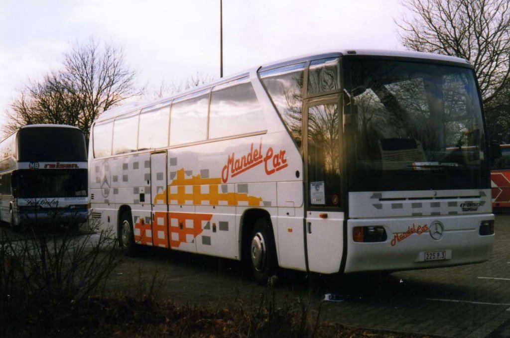 Mercedes O350 RHD, aufgenommen im Dezember 1997 auf dem Parkplatz der Westfalenhallen in Dortmund.
