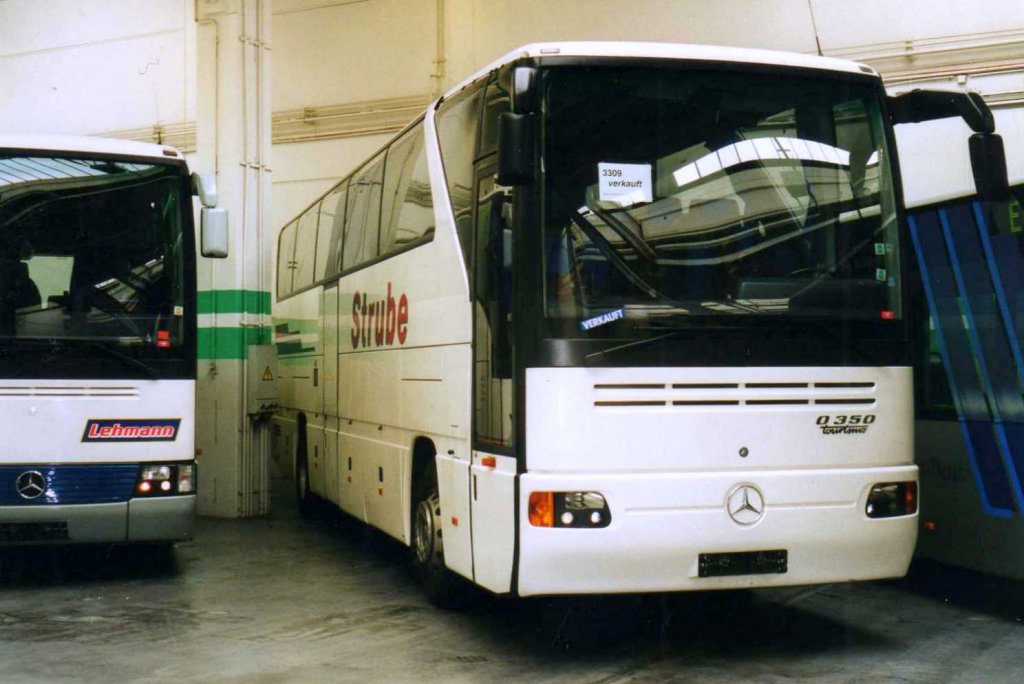 Mercedes O350 SHD, aufgenommen im Mai 2001 im GWZ der Evobus NL in Dortmund. 