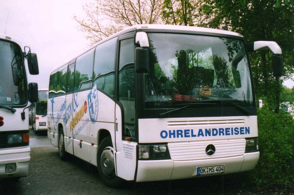 Mercedes O404 10 RHD, aufgenommen im Juli 2002 auf dem Parkplatz der Westfalenhallen in Dortmund.