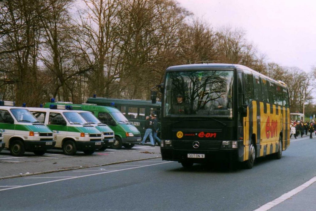 Mercedes O404, der ehemalige Mannschaftsbus von Borussia Dortmund, aufgenommen im Mrz 2003 vor dem Westfalenstadion.